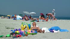Hedebølgen fortsætter sol sommer strand vand solcreme solskoldning meget varmt 30 grader