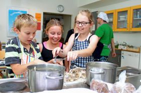 Pølsehorn på menuen i Holmegaard madskole 4H populært mad bagning børn