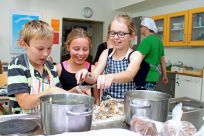 Pølsehorn på menuen i Holmegaard madskolen mad madlavning 4H børn Christian Katrine Signe partere kylling