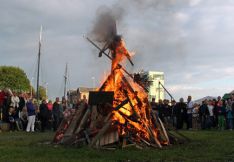 Sankt hans på Suså Havn Grill bål heks Næstved Havn live musik pølser kage drikkelse