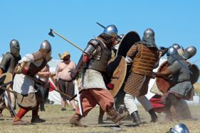 Vikingefestival på Trelleborg Slagelse kamp slag heste mad opvisning våben smede uld tøj