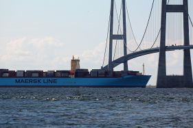 Verdens største containerskib under Storebæltsbroen Mærsk storebælt mærsk Mckinney Møller