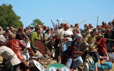 Vikingefestival på Trelleborg vikinger kampe store slag våben smede mad bål ild uld heste træskæring sol sommer tradition 